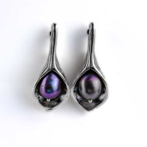 oxidized fluted earring with purple pearl in sterling silver